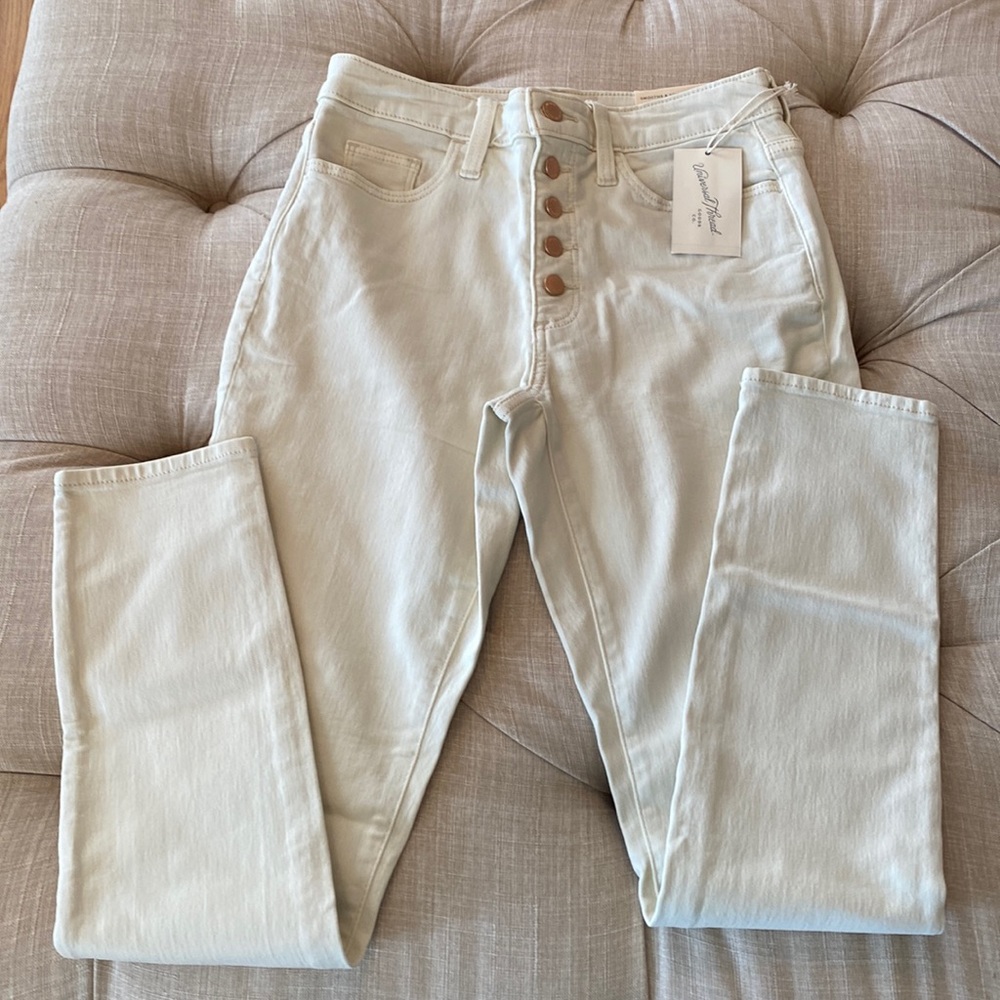 Women’s Universal Threads high rise skinny jeans. Size 4/27 regular, tags on.